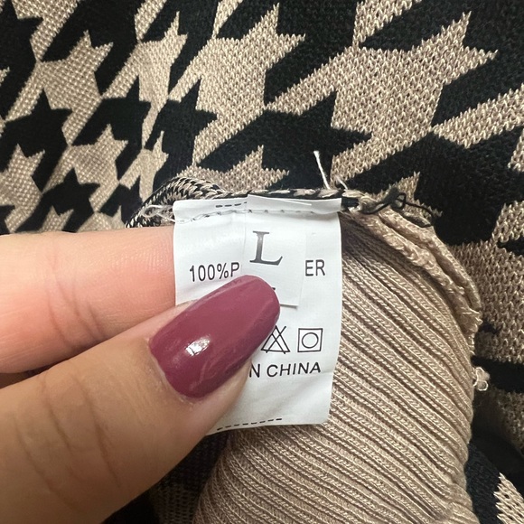 Women’s Houndstooth Knit Vest in Black and Tan - Picture 3 of 3